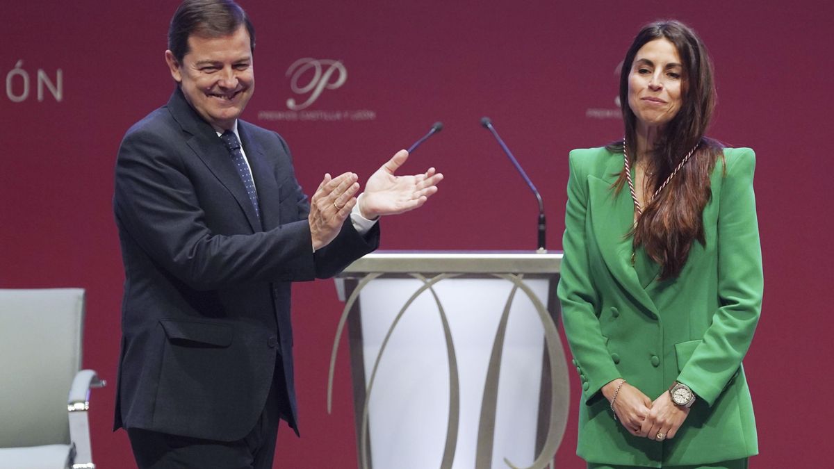 Verónica Pascual Boé recibe el Premio Castilla y León de Investigación Científica e Innovación 2025 de manos del presidente en funciones de la Junta.