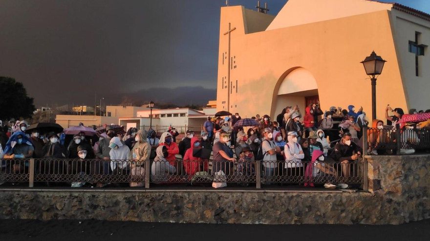 Cientos de personas se acercaron a La Palma en el puente de Todos los Santos para ver desde cerca el volcán de Cumbre Vieja