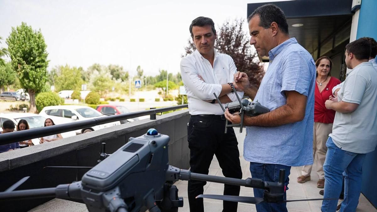 El alcalde, en una reciente visita a la incubadora.