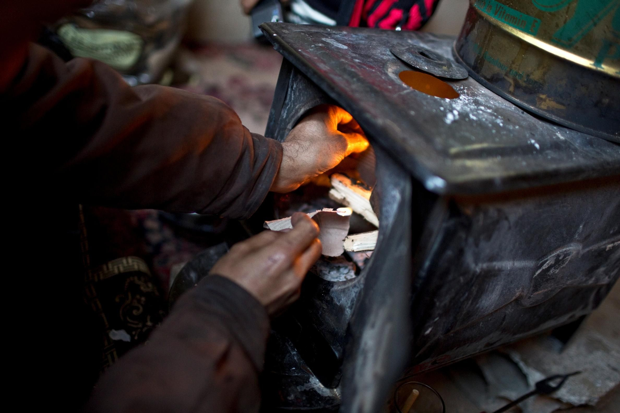 El estudio ha revelado un deterioro preocupante de la situación humanitaria en Líbano, Líbano es el país que está acogiendo a más refugiados del país en guerra. Un refugiado sirio enciende una estufa en una casa a medio construir en la localidad de Majdal Aanjar en el valle de la Bekaa.