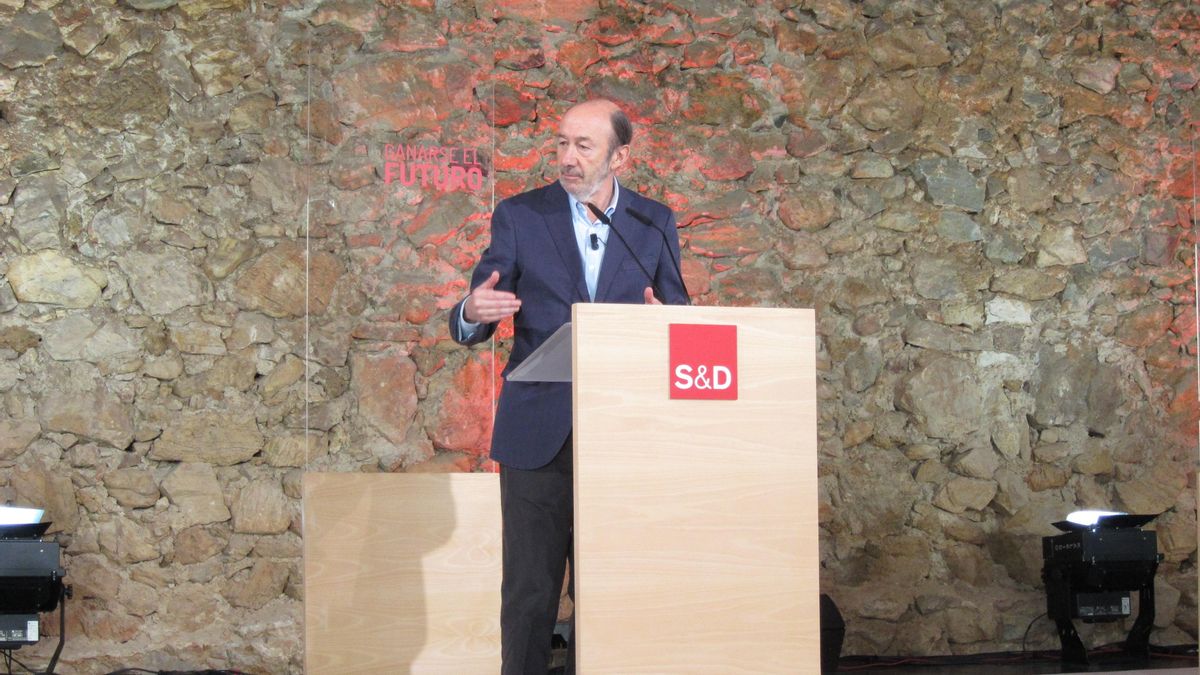 Rubalcaba propone un "impuesto sobre la riqueza" para que "paguen más" los que más tienen, más ganan y más heredan