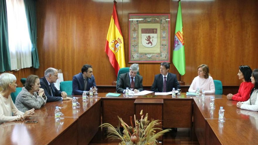 Reunión entre representantes de la Universidad de León (ULE) y la Autónoma de Tlaxcala (UAT) de México.