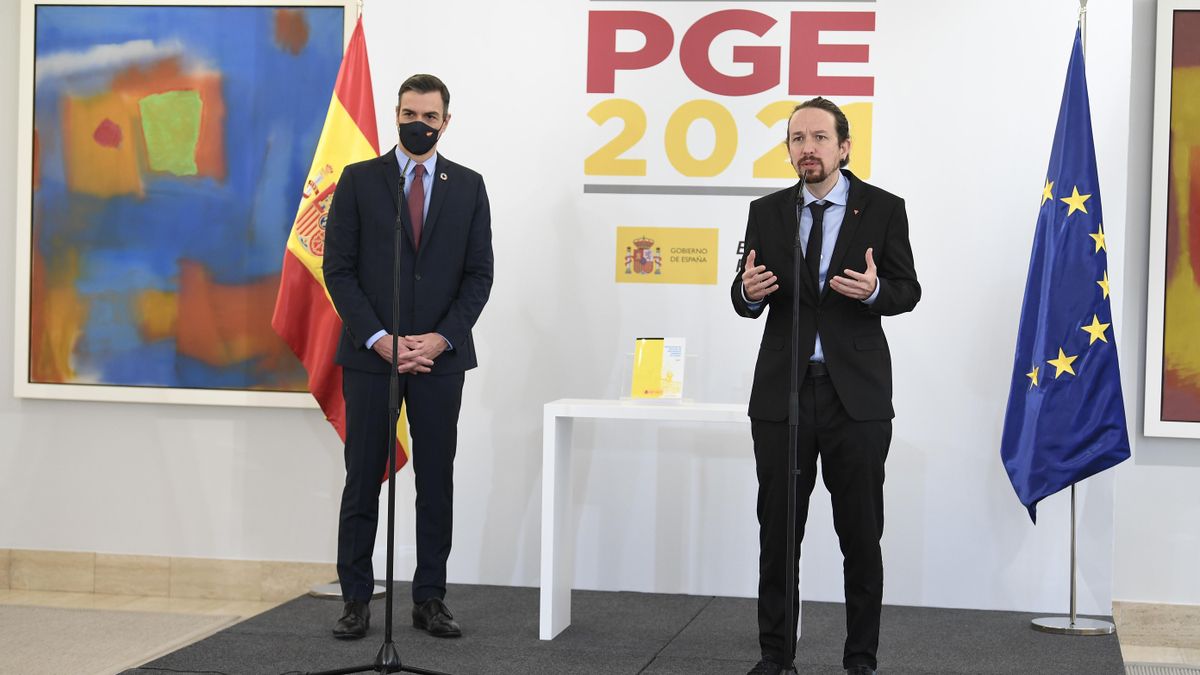 El vicepresidente segundo y ministro de Derechos Sociales y Agenda 2030, Pablo Iglesias, junto al presidente del gobierno, Pedro Sánchez, interviene durante la presentación de las claves de los Presupuestos Generales del Estado (PGE) 2021.