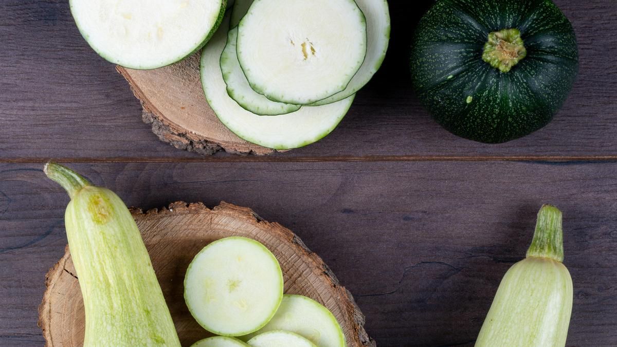 Es posible utilizar calabacín negro en esta receta, pero recuerda que deberás cocinarlo
