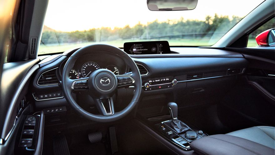 El nuevo CX-30 recibe mejoras en ergonomía y en el sistema de infoentretenimiento.