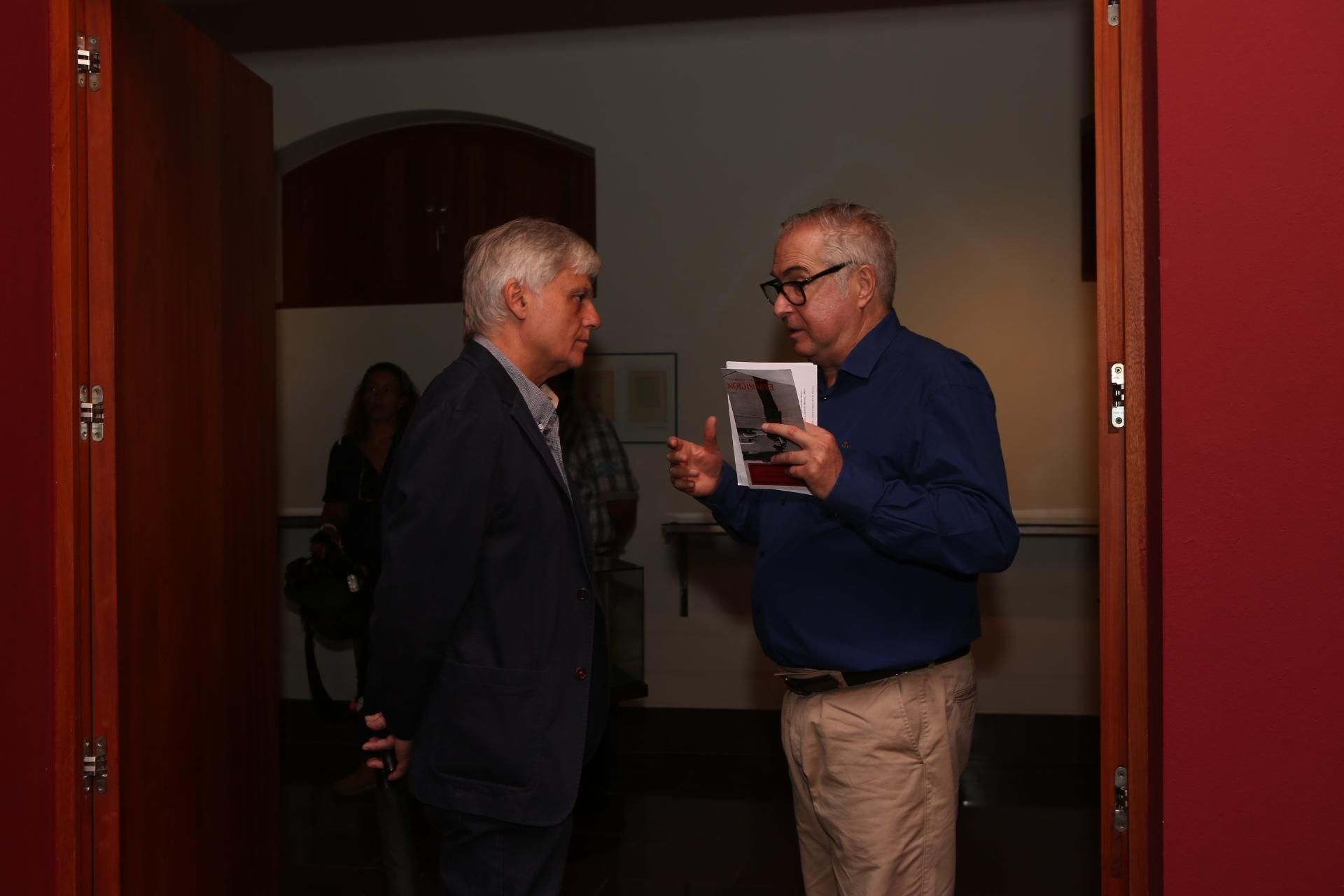 El historiador y secretario general del PSOE en Canarias, José Miguel Pérez y el profesor Salvador Albiñana,