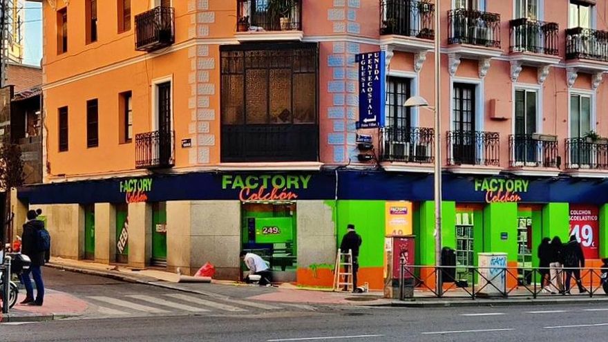 La presión popular y las denuncias hacen desaparecer la fachada estridente de una colchonería en Tetuán