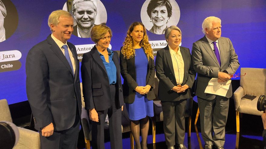 José Antonio Kast (primero a la izquierda) y Jeannette Jara (segunda desde la derecha) en un debate presidencial organizado por empresas y gremios industriales de Chile.