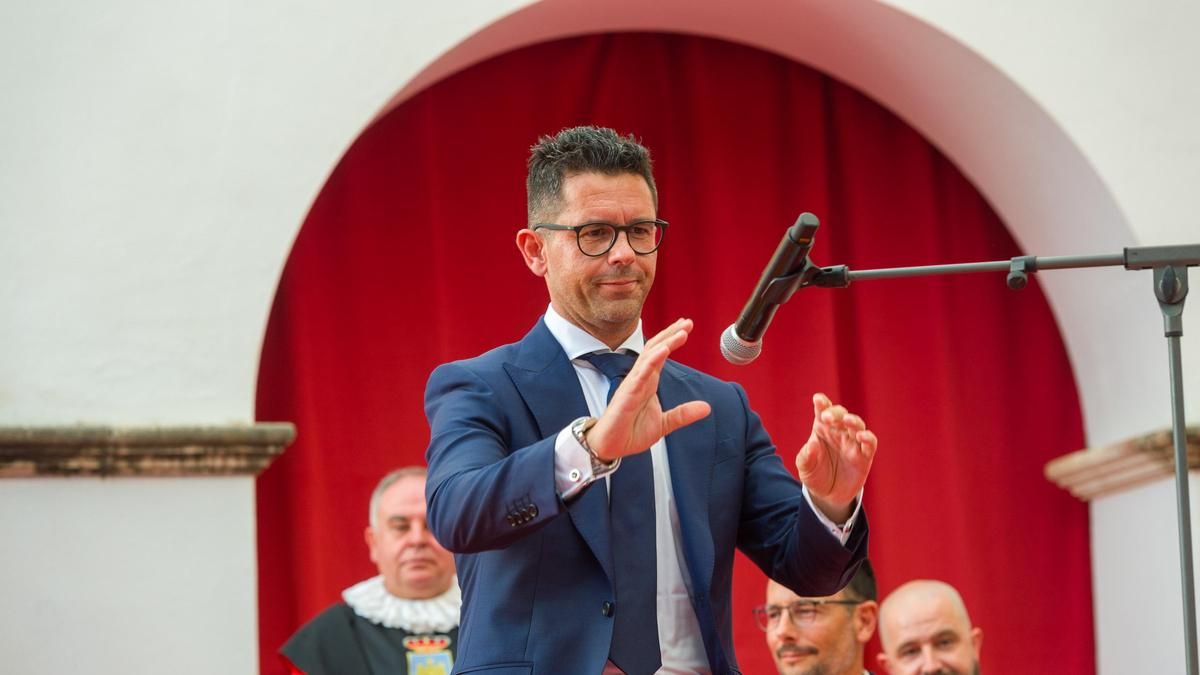 El PP pide "prudencia" y el PSOE lamenta el "escándalo" tras la dimisión de la edil cuyo marido fue detenido por blanqueo