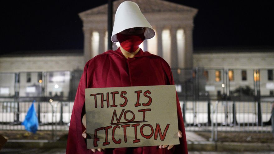 Washington, Dc (United States), 25/06/2022.- A protester stands outside the Supreme Court after sunset in Washington, DC, USA, 24 June 2022. The US Supreme Court ruled on the Dobbs v Jackson Women's Health Organization, overturning the 1973 case of Roe v Wade that guaranteed federal abortion rights. (Protestas, Estados Unidos) EFE/EPA/WILL OLIVER