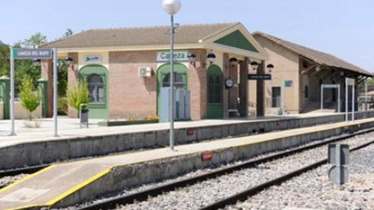 La caída de dos postes por el temporal interrumpe el trayecto ferroviario entre Badajoz y Alcázar de San Juan
