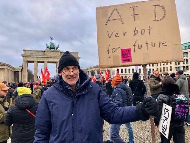 Wolfgang, abogado, participa en una protesta en Berlín contra la ultraderecha con una pancarta en la que pide “una prohibición por el futuro”.