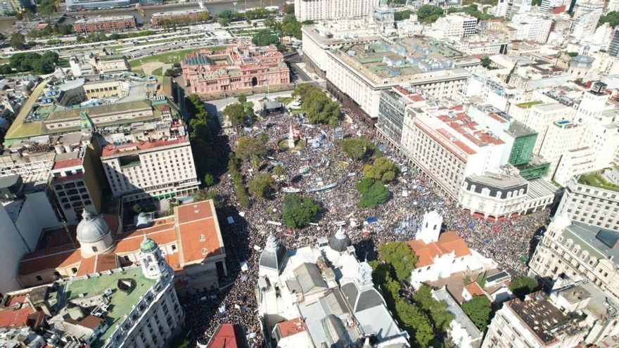 Una multitud se congregó hacia Plaza de Mayo bajo la consigna "30.000 razones para defender la patria"