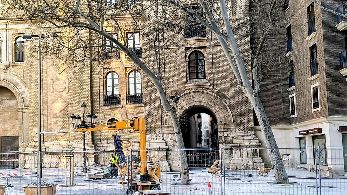 Arco de San Ildefonso, junto la iglesia de Santiago, en Cesar Augusto.