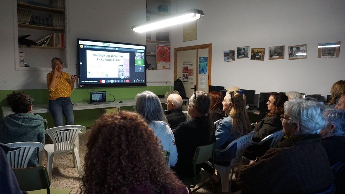 'Coliving rural senior' en Fuentes de Rubielos (Teruel): "Nos preparamos para una vejez con calidad de vida en nuestro pueblo"