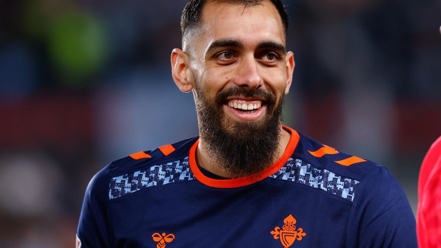 La respuesta irónica de Borja Iglesias tras volver a sufrir insultos homófobos: "Qué raro, si esto en el fútbol no pasa nunca"