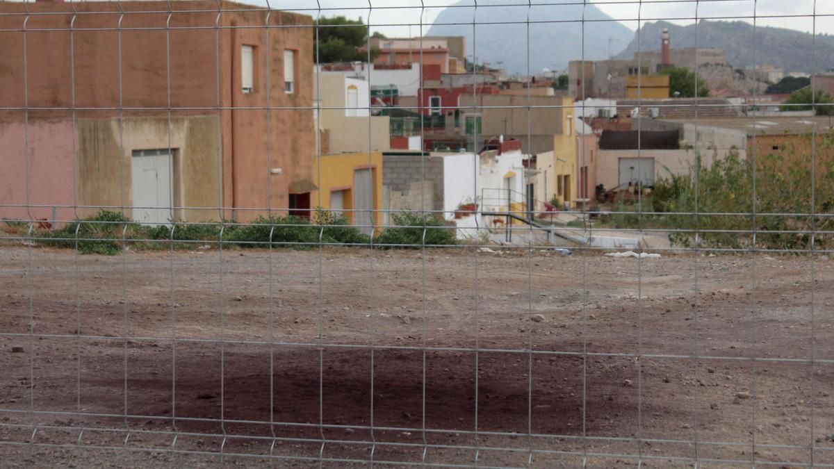 Desechos de cenizas de la tostación de la pirita en la parcela, con una gran cantidad de arsénico. A poca distancia se encuentra una balsa repleta de este material en El Hondón. Se utilizaba para fabricar ácido sulfúrico.