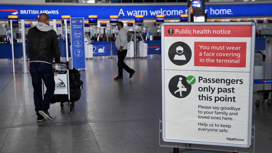 Pasagheros en la terminal de salidas del aeropuerto londinense de Heathrow. EFE/EPA/ANDY RAIN/Archivo