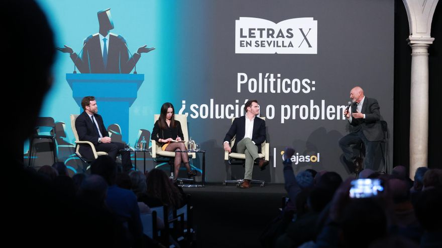 Archivo - El socio director de la consultora RV+, Albert Rivera, el ex diputado de las Cortes Generales, Iván Espinosa de los Monteros y el escritor Arturo Pérez Reverte, durante el X ciclo 'Letras en Sevilla'.