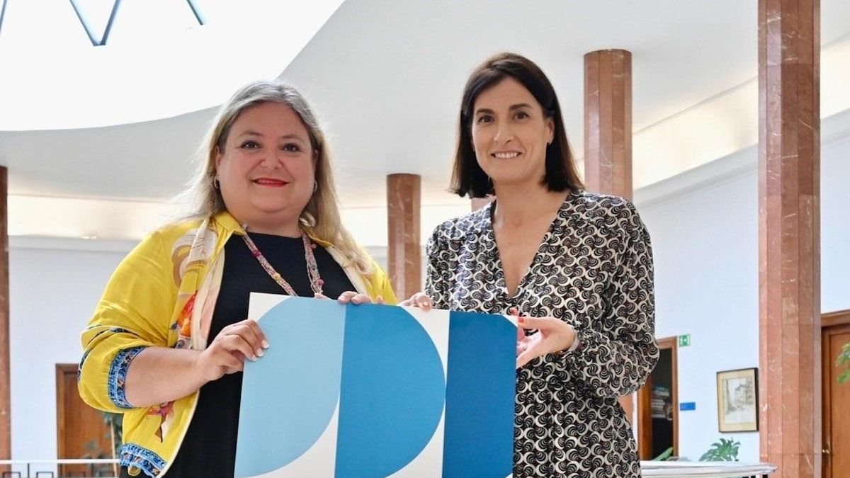 Alcaldesa y concejala presentan el cartel de las actividades de verano