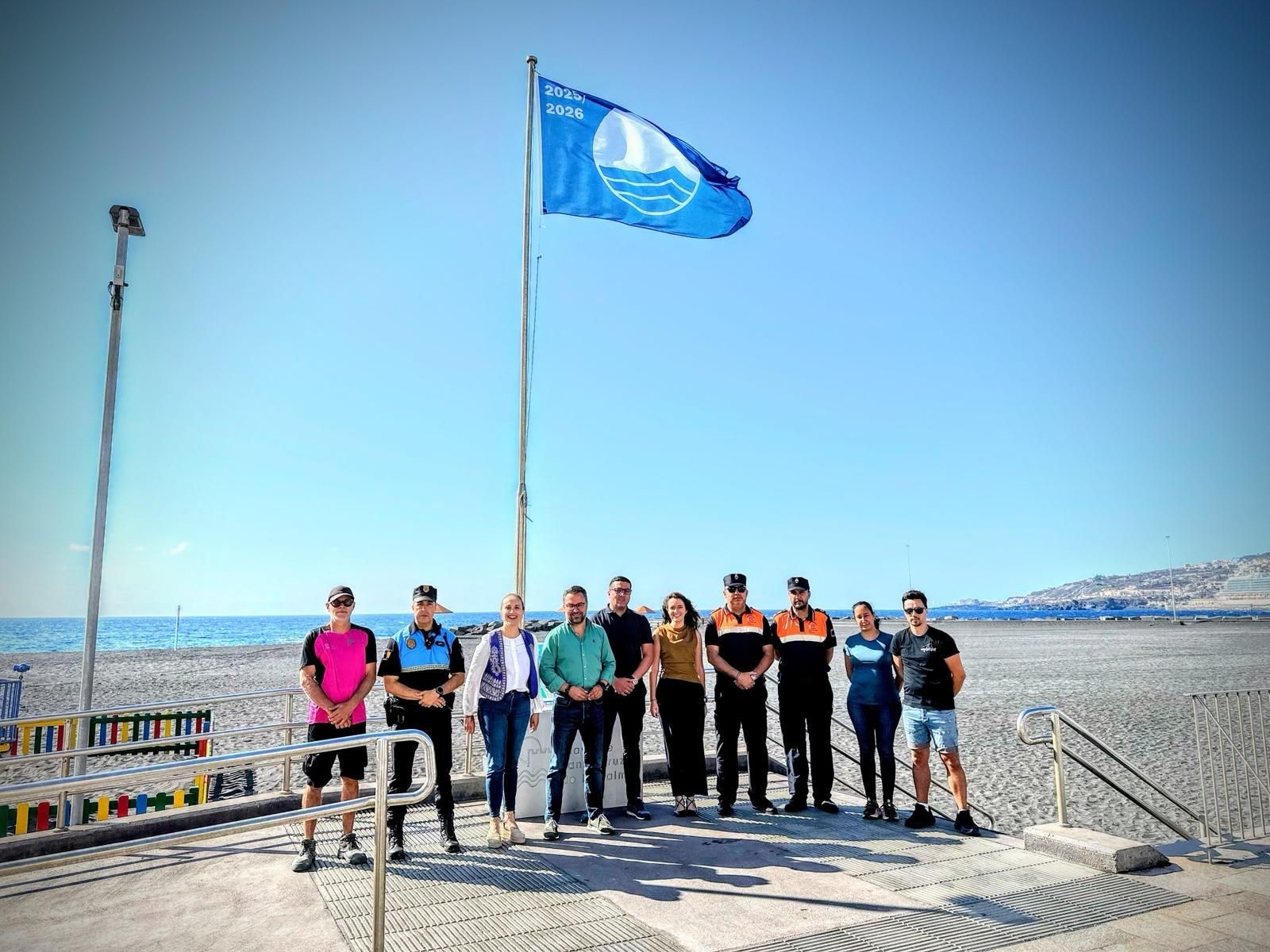 La bandera azul ondea por quinto año consecutivo en la playa de Santa Cruz de La Palma.