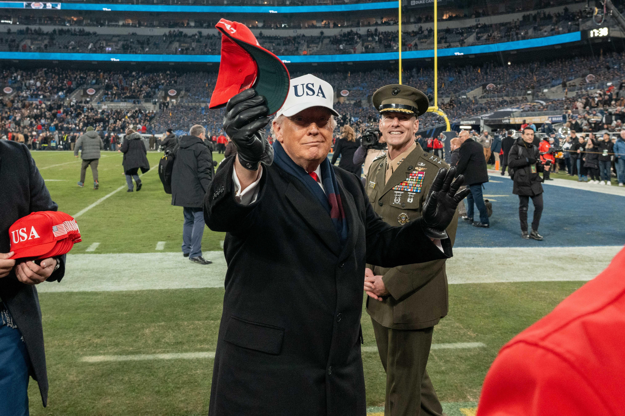 Donald Trump en un encuentro de fútbol americano universitario el 13 de diciembre.