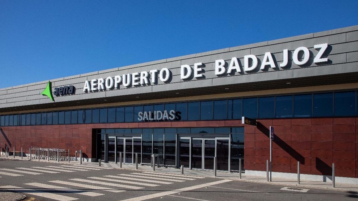 Aena abre la puerta al nuevo sistema antiniebla para el aeropuerto de Badajoz