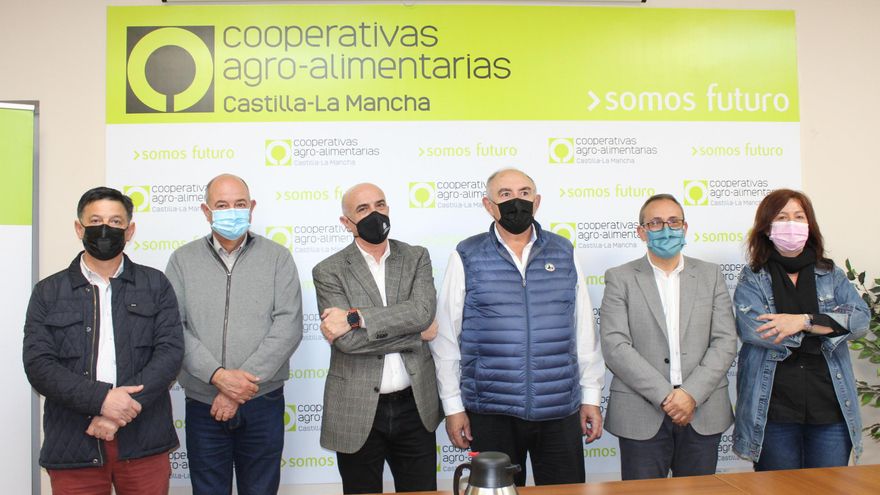 Organizaciones agrarias y Cooperativas junto al presidente de la Confederación Hidrográfica del Guadiana