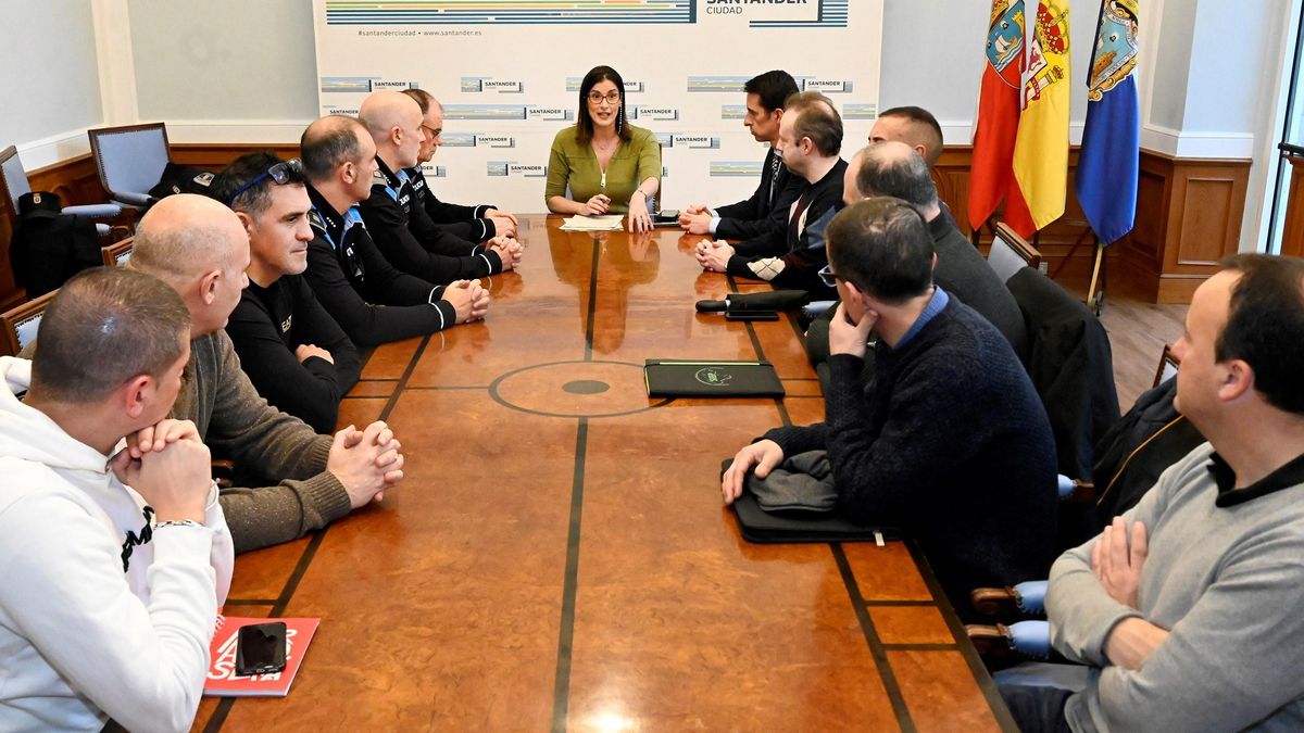 La alcaldesa de Santander, Gema Igual, da a conocer a los mandos de la Policía Local el sistema de comunicaciones para el cuerpo.