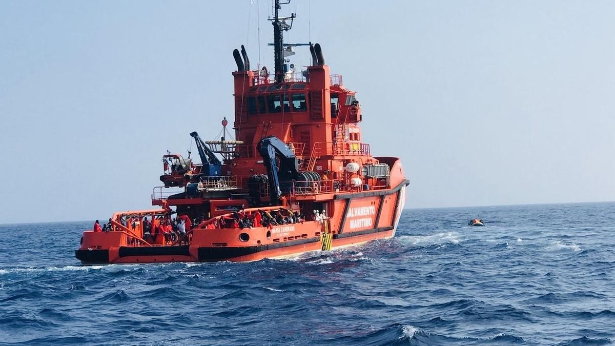 Rescatados 12 inmigrantes, tres de ellos niños, de una patera en el Estrecho