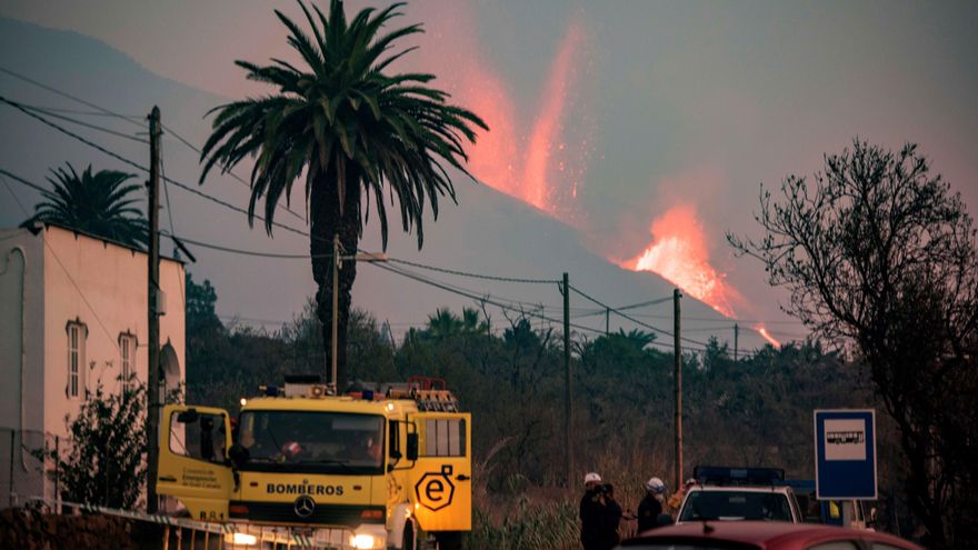La Palma intenta aprender a vivir bajo un volcán en erupción que cambia cada noche
