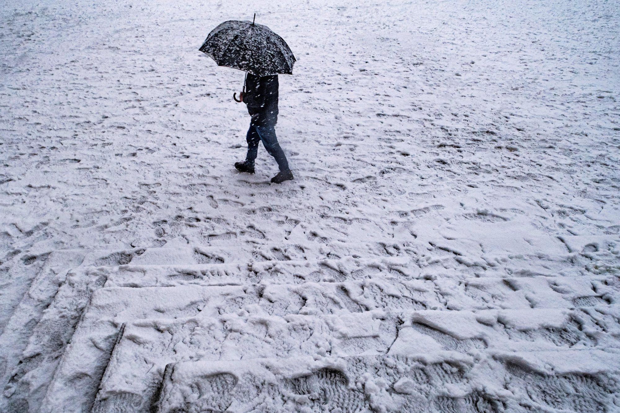 Un hombre se cubre de la nieve con un paraguas mientras camina por Toledo. Castilla-La Mancha está siendo, junto con Madrid, una de las comunidades más afectadas