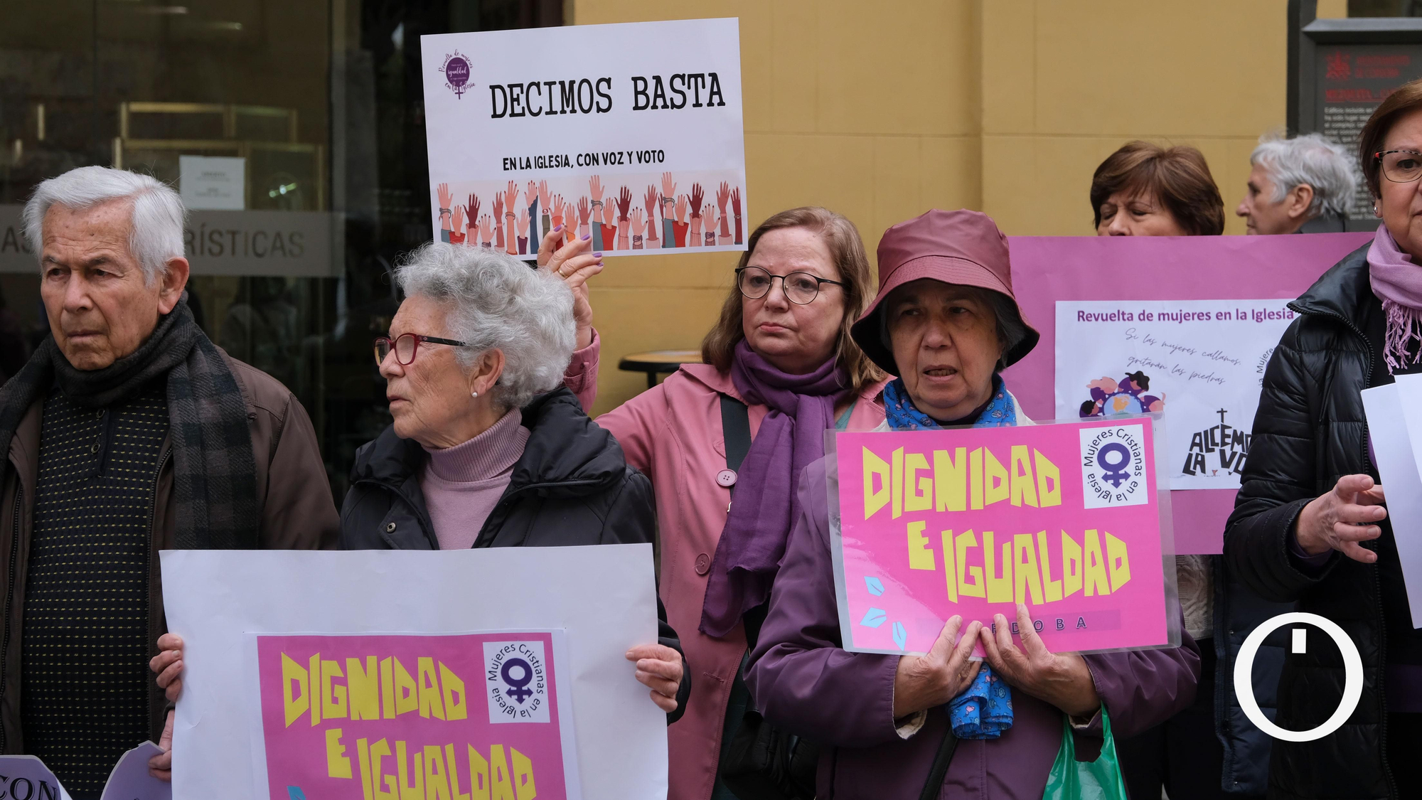 Concentración Revuelta de Mujeres en la Iglesia