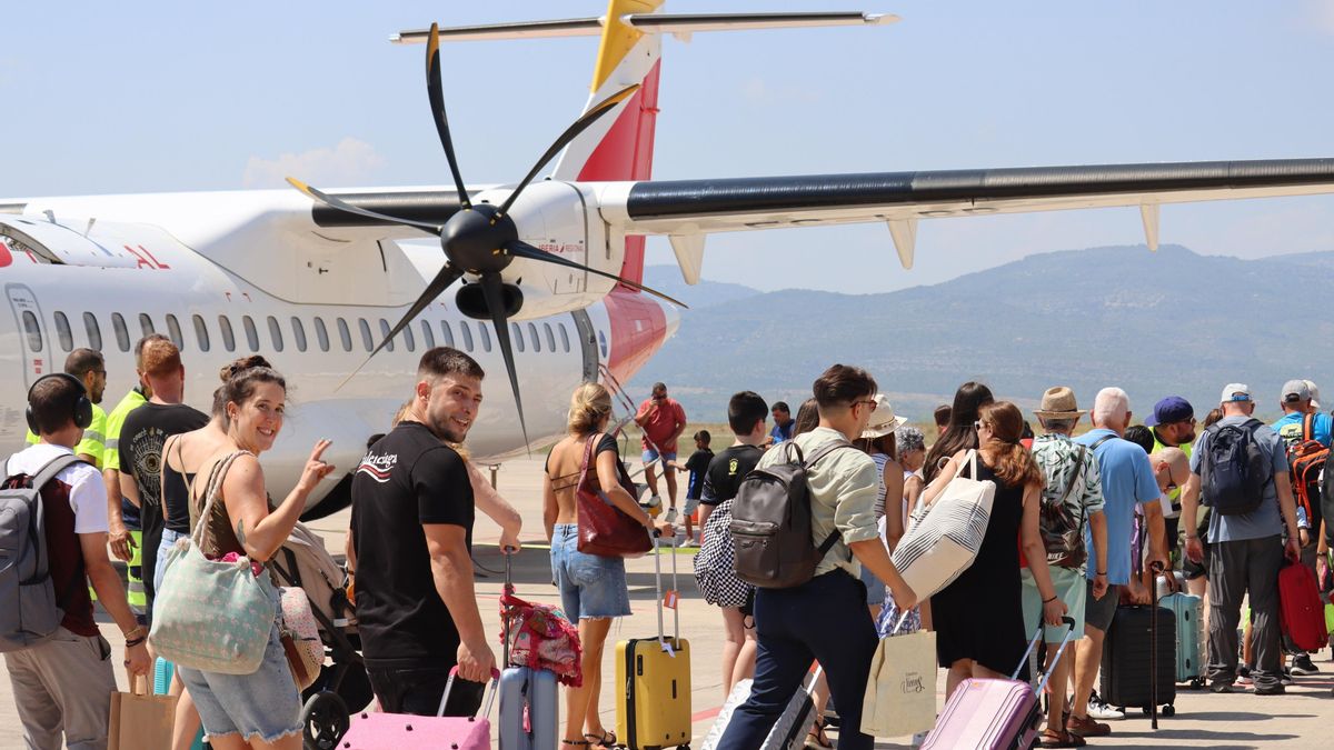 Las agencias de viajes sufren la subida de los precios de los billetes de avión en Balears y Canarias y alertan que afectará a los clientes