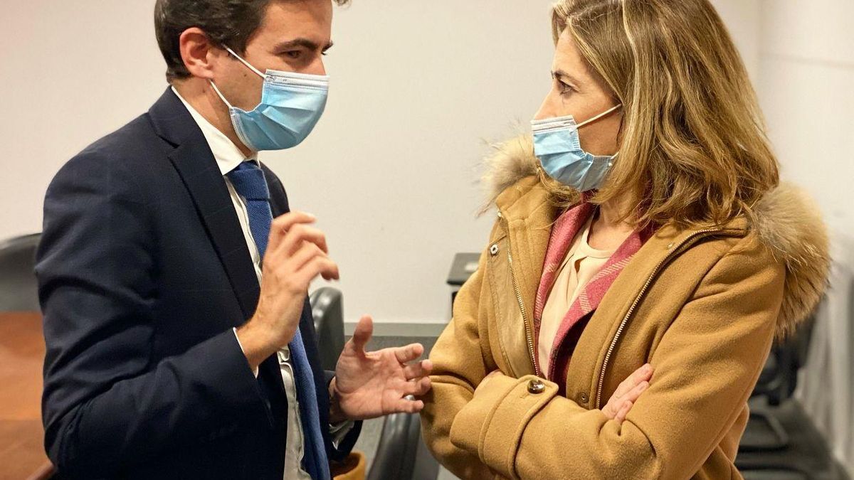 El diputado nacional del PSOE por Cantabria, Pedro Casares, con la ministra de Transportes, Movlidad y Agenda Urbana, Raquel Sánchez