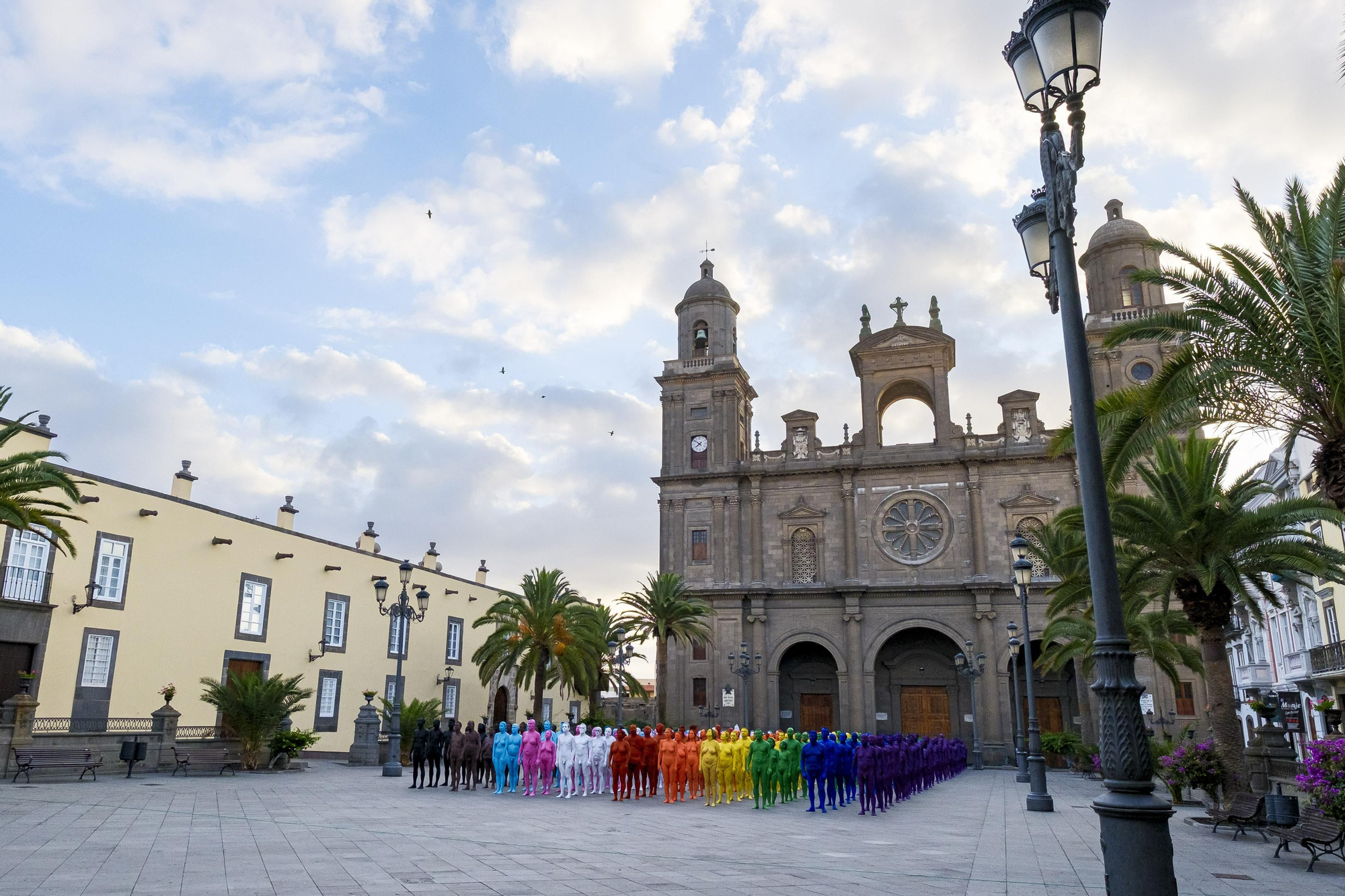 El artista neoyorquino Spencer Tunick rinde homenaje a la comunidad LGTBI en el centro histórico de Las Palmas de Gran Canaria con la instalación 'Gran Spectrum', en la que plasmó los colores de la bandera arcoiris en uno de sus clásicos desnudos colectivos.