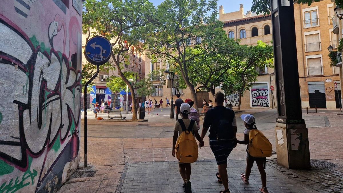 Jugando en la Plaza Asso en Zaragoza.