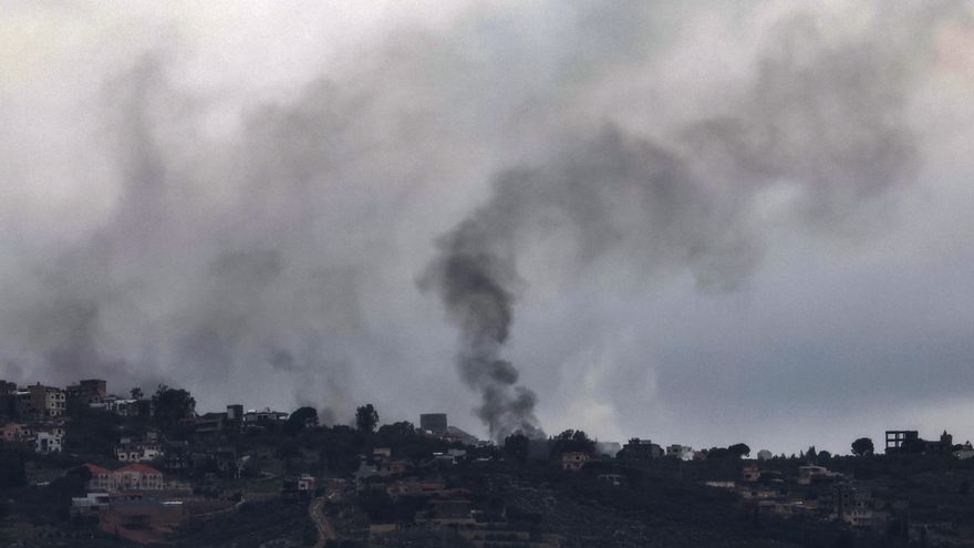 Se observa humo proveniente de la ciudad fronteriza libanesa de Al Khayam tras un ataque israelí.