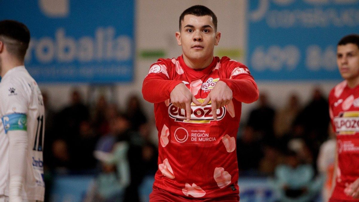 Miguel Palacio celebra un gol con ElPozo