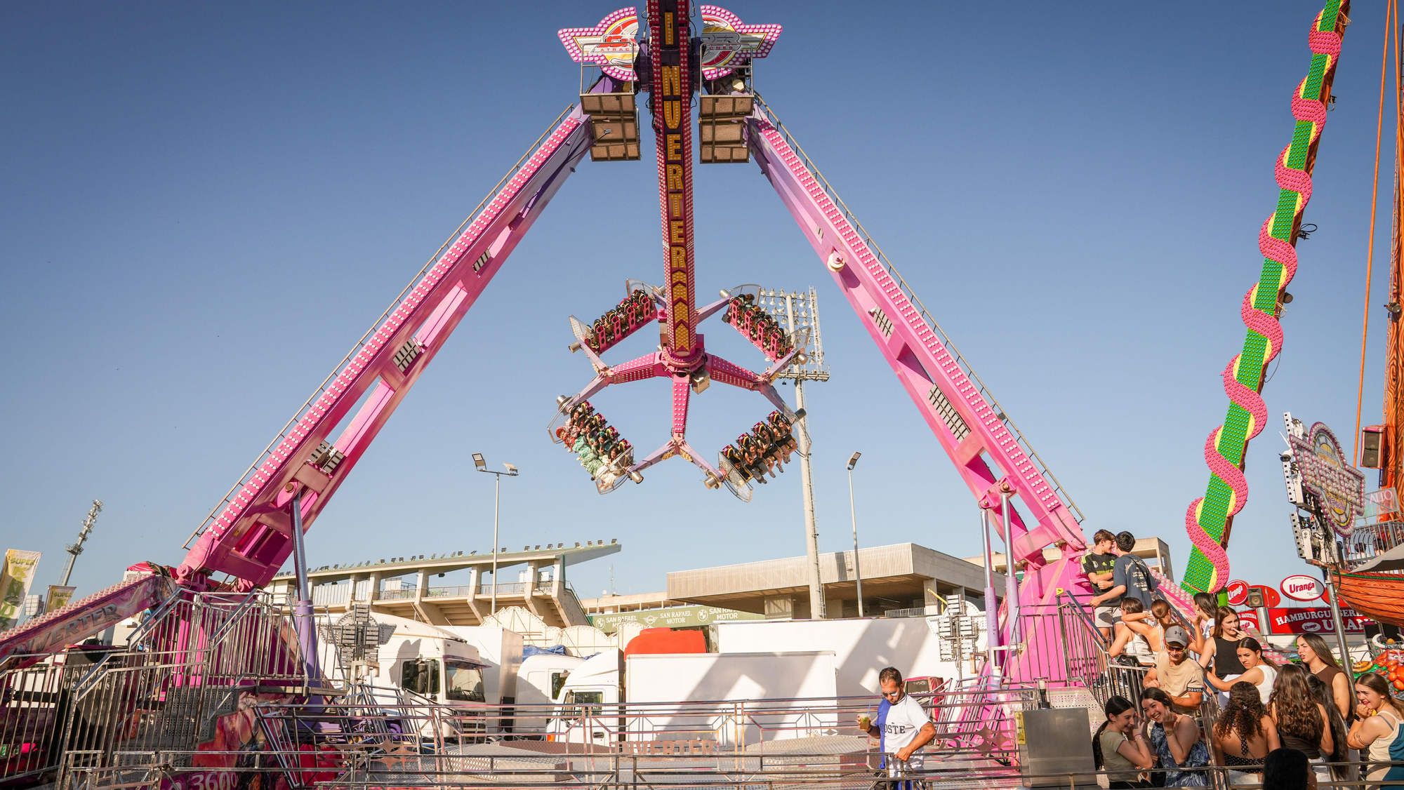Los 'cacharritos' de la calle del Infierno de la Feria de Córdoba