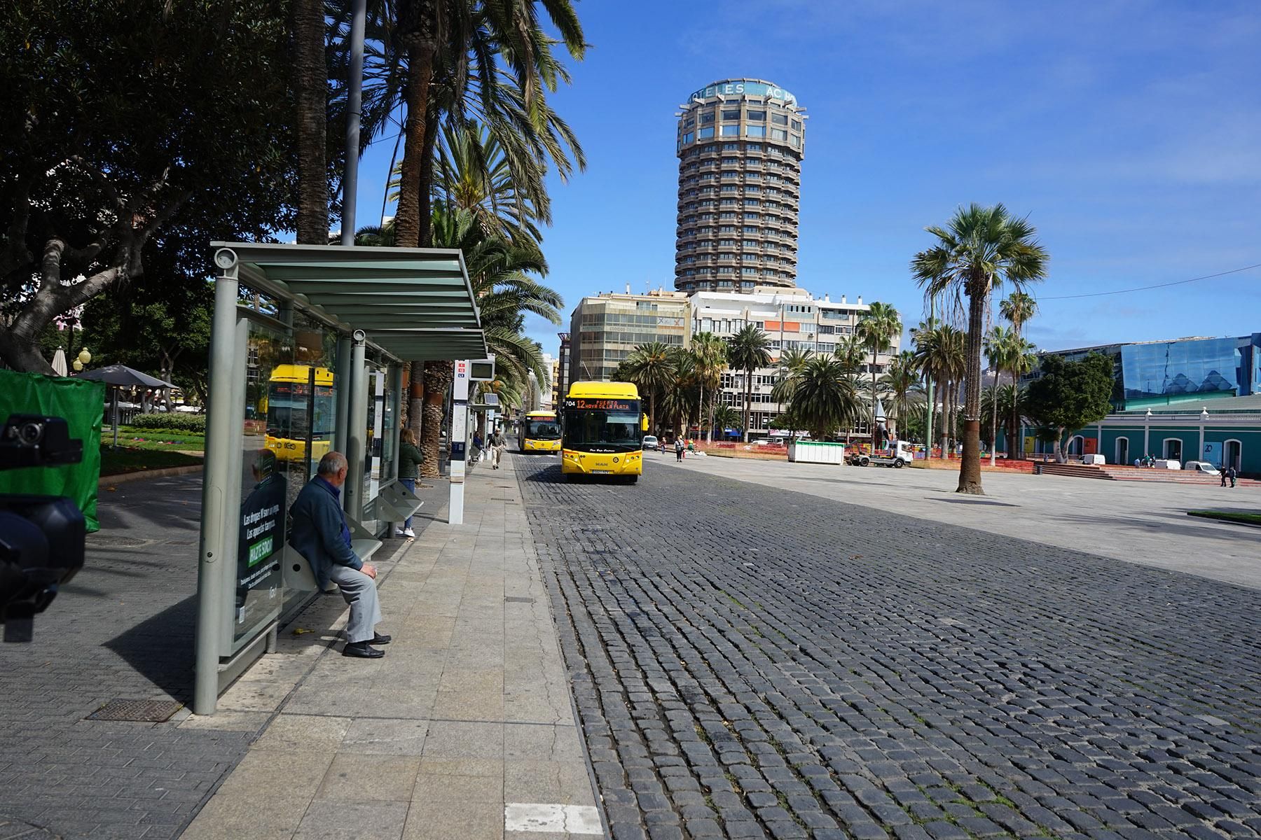 Parada de guagua en el Parque Santa Catalina.
