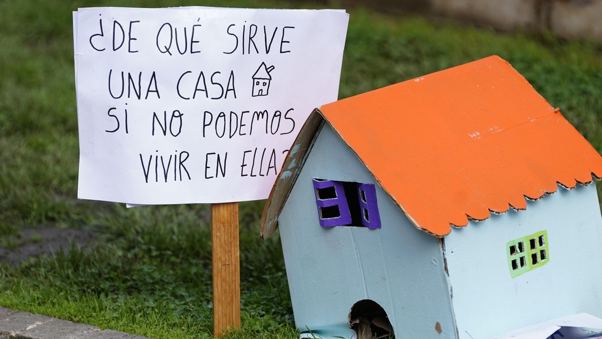 Detenidos cuatro miembros de grupos de ultraderecha por agredir a acampados por la vivienda en Oviedo