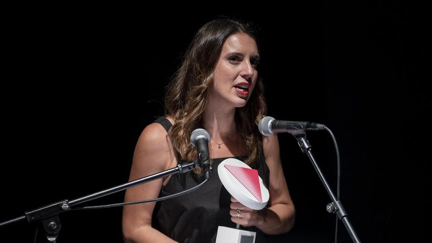 La ministra de Igualdad, Irene Montero, recibe el Premio Triángulo Rosa, durante la gala de los Premios Triángulo 2023, en los Teatros Luchana, a 19 de junio de 2023, en Madrid (España).