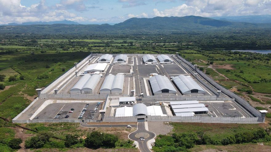 ¿Qué sucede en la megacárcel de El Salvador que ahora alberga migrantes enviados por EEUU?