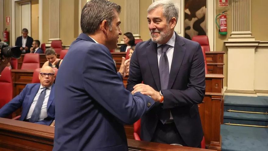 Manuel Domínguez (PP) y Fernando Clavijo (CC) durante la sesión de investidura del Parlamento de Canarias.