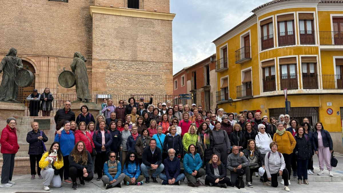 Más de 150 personas participan en la caminata por el 25N contra la violencia de género