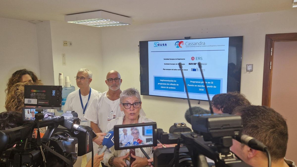 La consejera de Salud, Concepción Saavedra, atiende a los medios de comunicación en el hospital avilesino.