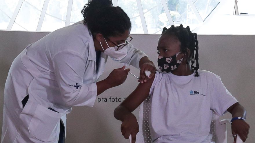 Una trabajadora de la salud aplica una vacuna contra la covid-19 a una niña en Río de Janeiro, en una fotografía de archivo.