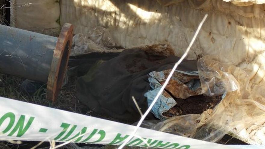 El ataúd se encuentra abierto entre chatarra y materiales sólidos tirados en su entorno. / Sahagundigital.com