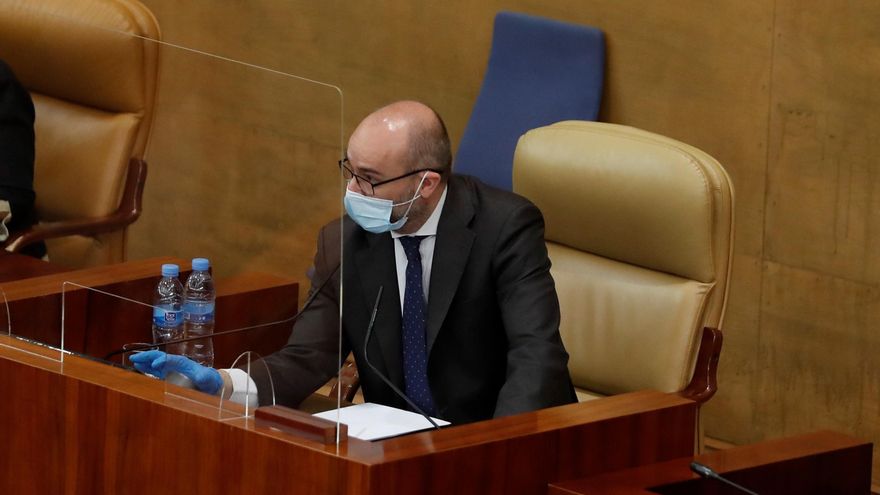 El presidente de la Cámara Regional, Juan Trinidad, durante el pleno celebrado este jueves en la Asamblea de Madrid, en una sesión marcada por la petición de la Comunidad de Madrid de avanzar a la fase 1 de la desescalada, en Madrid (España), a 21 de mayo